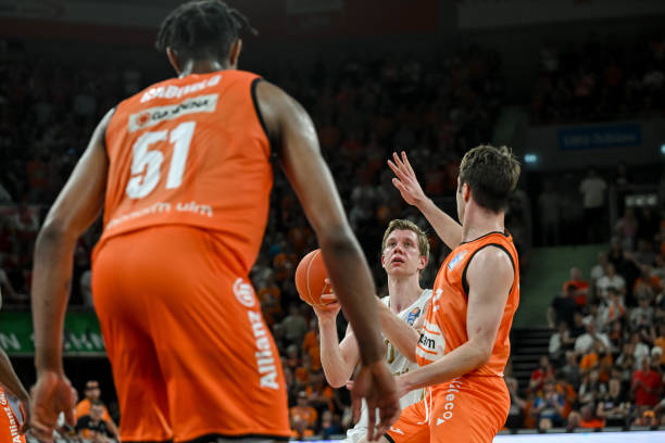 他不仅承担 他不仅承担